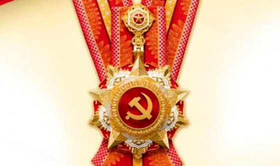 黨旗在一線飄揚(yáng)，黨徽依然閃耀