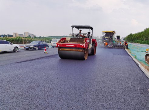 【抓作風(fēng) 創(chuàng)效益】考工路（北京路－世紀(jì)路）一標(biāo)段全線率先完成瀝青路面施工