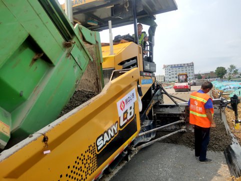 【抓作風(fēng) 創(chuàng)效益】戰(zhàn)高溫 搶進(jìn)度 —— 沿河?xùn)|路項(xiàng)目建設(shè)如火如荼