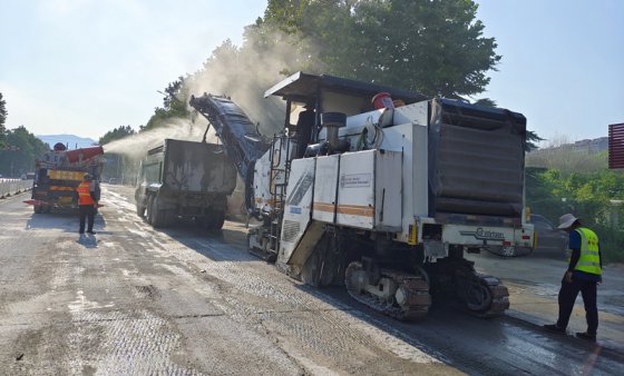 【抓作風(fēng) 創(chuàng)效益】新工藝、新起點(diǎn)——瓏山路西段罩面順利完工