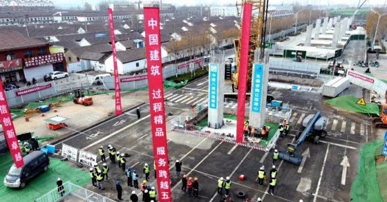 再提速！淄博市城市快速路網(wǎng)一期工程四標(biāo)段寶山路項(xiàng)目首根預(yù)制立柱吊裝完成