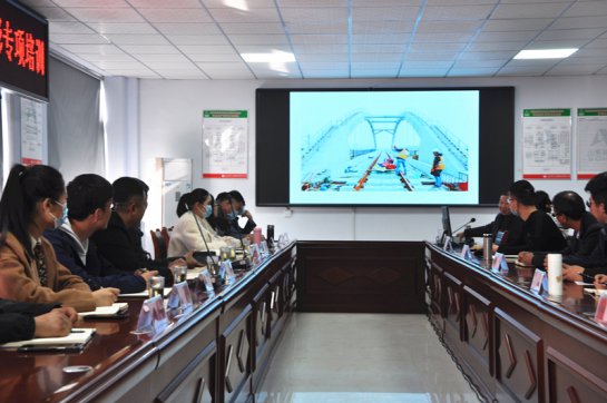 公司組織新聞、寫(xiě)作、攝影專(zhuān)項(xiàng)培訓(xùn)