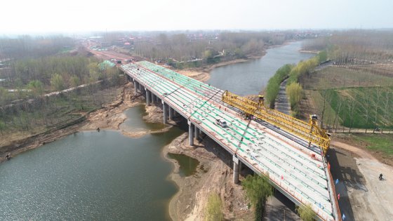 捷報(bào)——郯城G205項(xiàng)目白馬河大橋箱梁吊裝順利完成